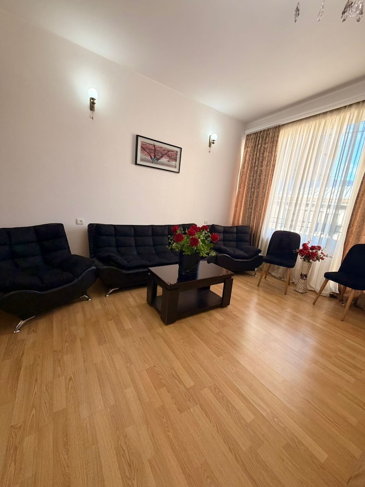 Qeroli Hotel 24/50