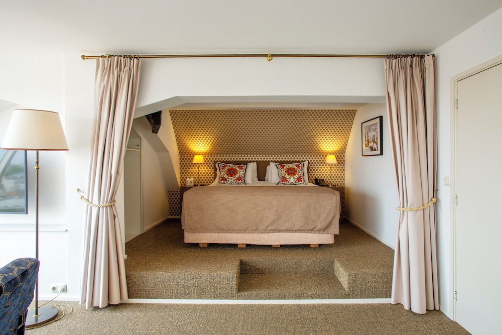 SUITE, KING BED, CITY VIEW