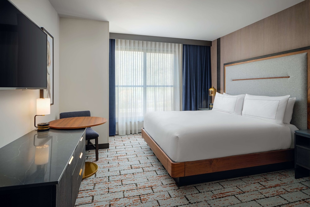 Room, King Bed, Mountain and Lake View, Balcony