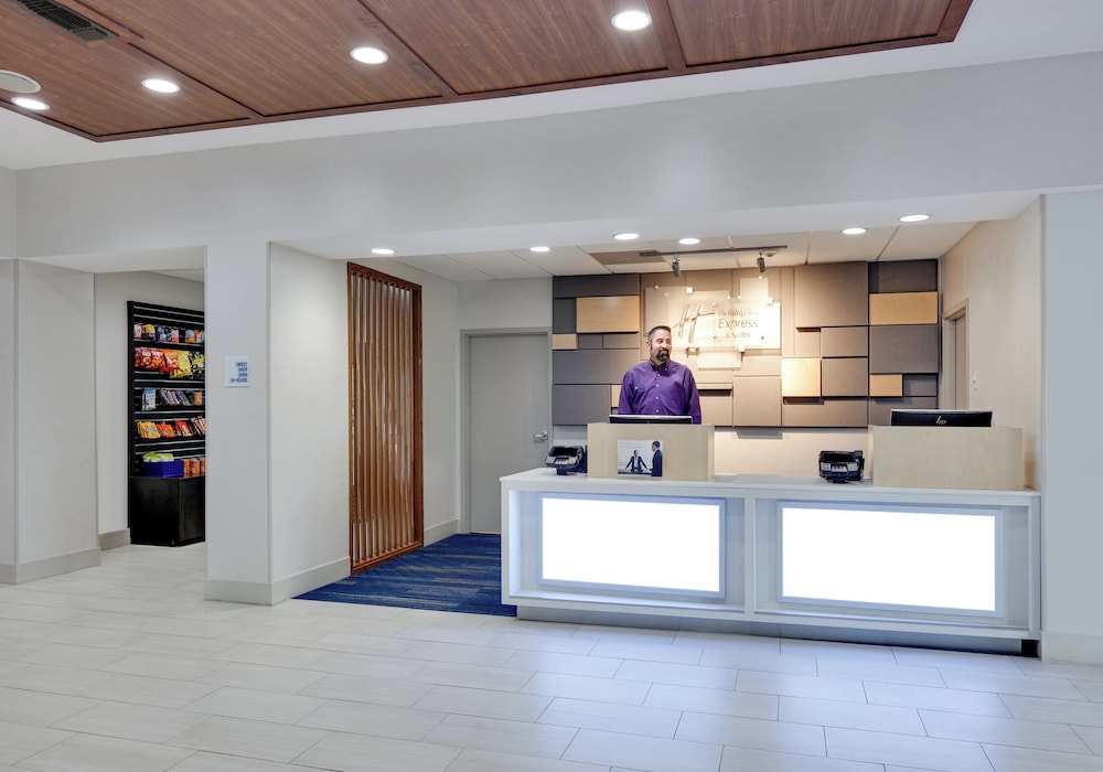 Holiday Inn Express Hotel Suites Cleburne 7/76