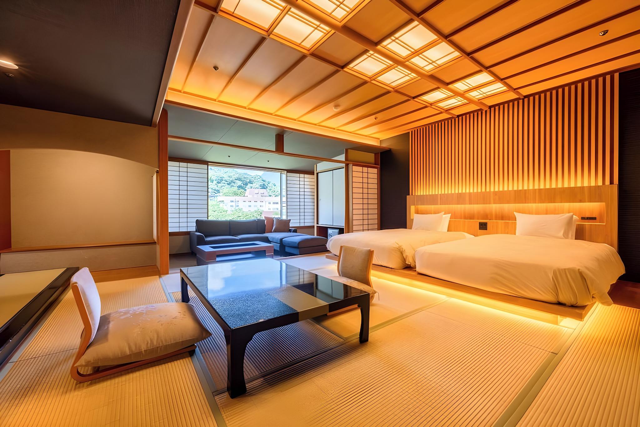 غرفة يابانية غربية بسريرين مزدوجين بإطلالة على النهر بأرضية تاتامي