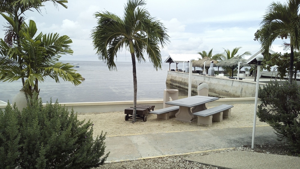 Ocean Bay Beach Resort 40/50