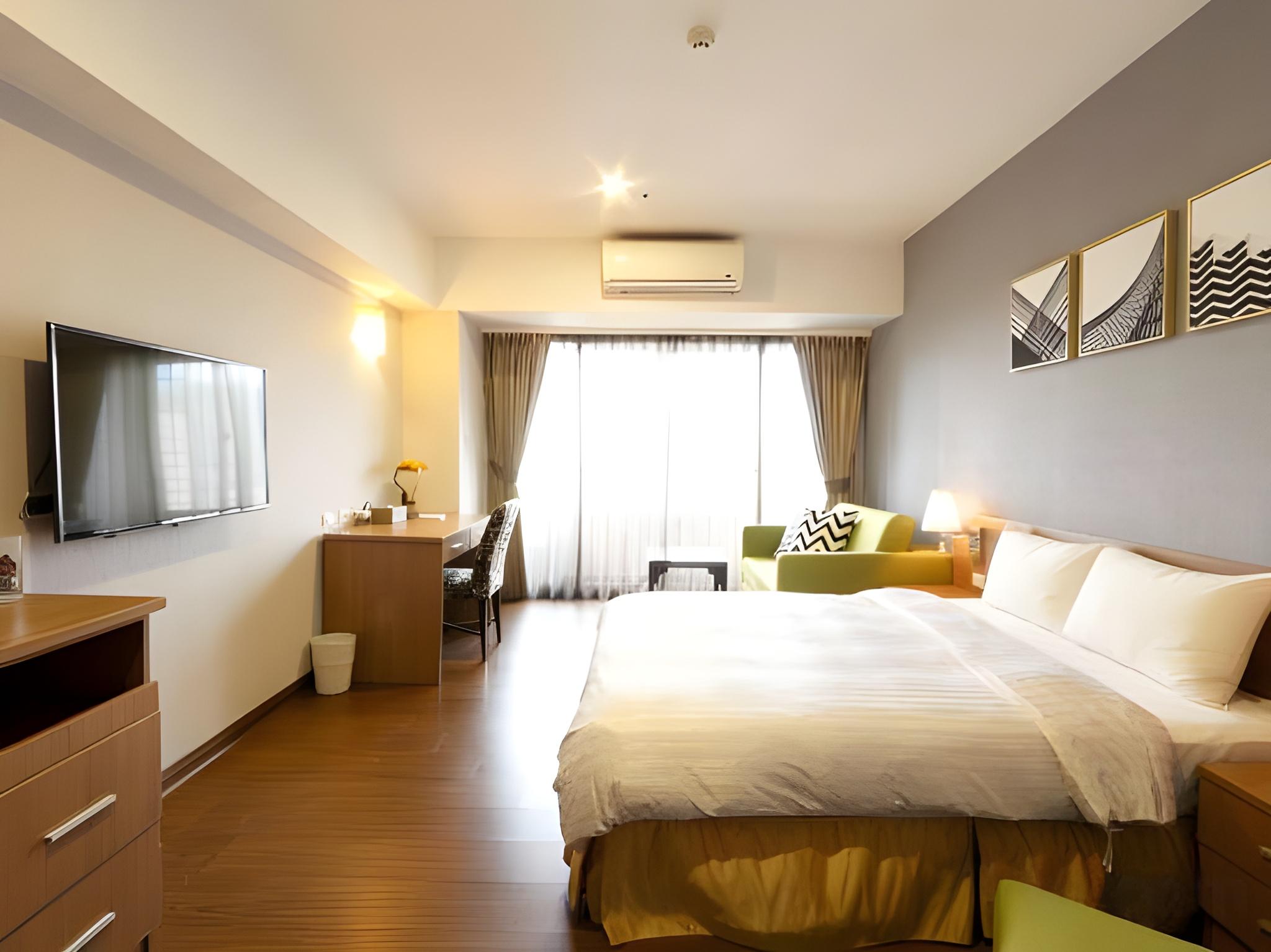ROOM, CITY VIEW