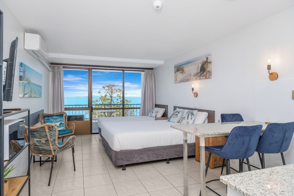 غرفة بريميوم بسرير مزدوج وسرير فردي، BAYVIEW TOWER 4/4