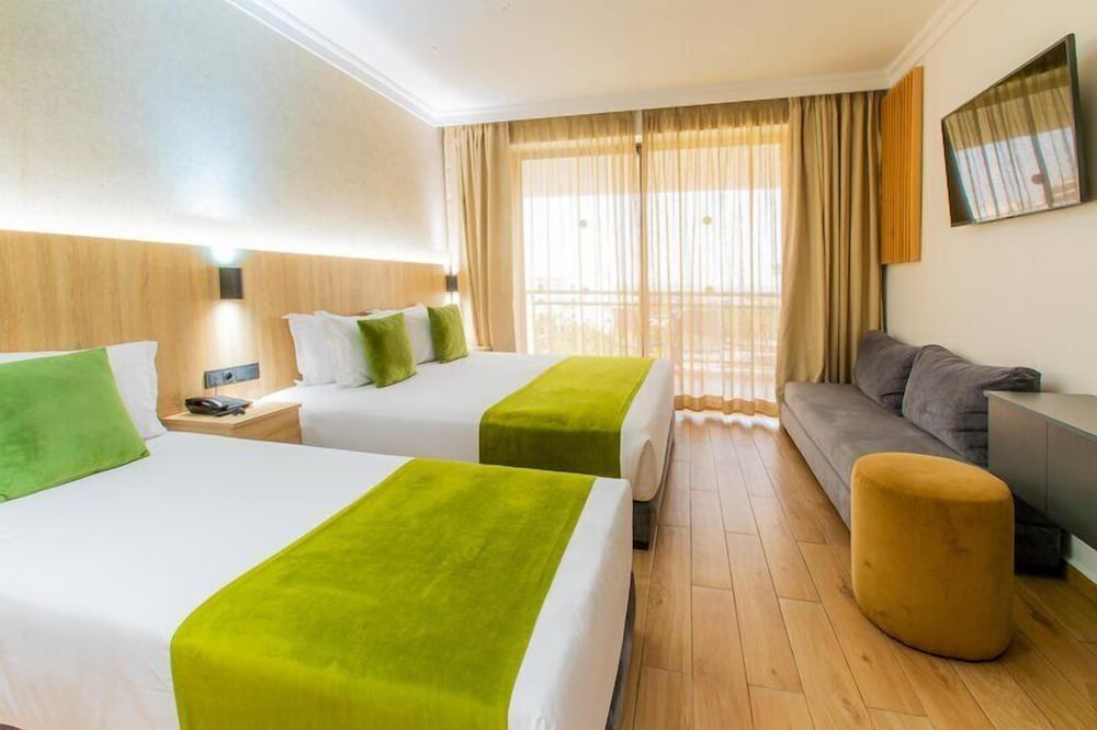 غرفة عائلية بثلاثة أسرّة بإطلالة على البحر مع أريكة، Argana Hotel 4/10