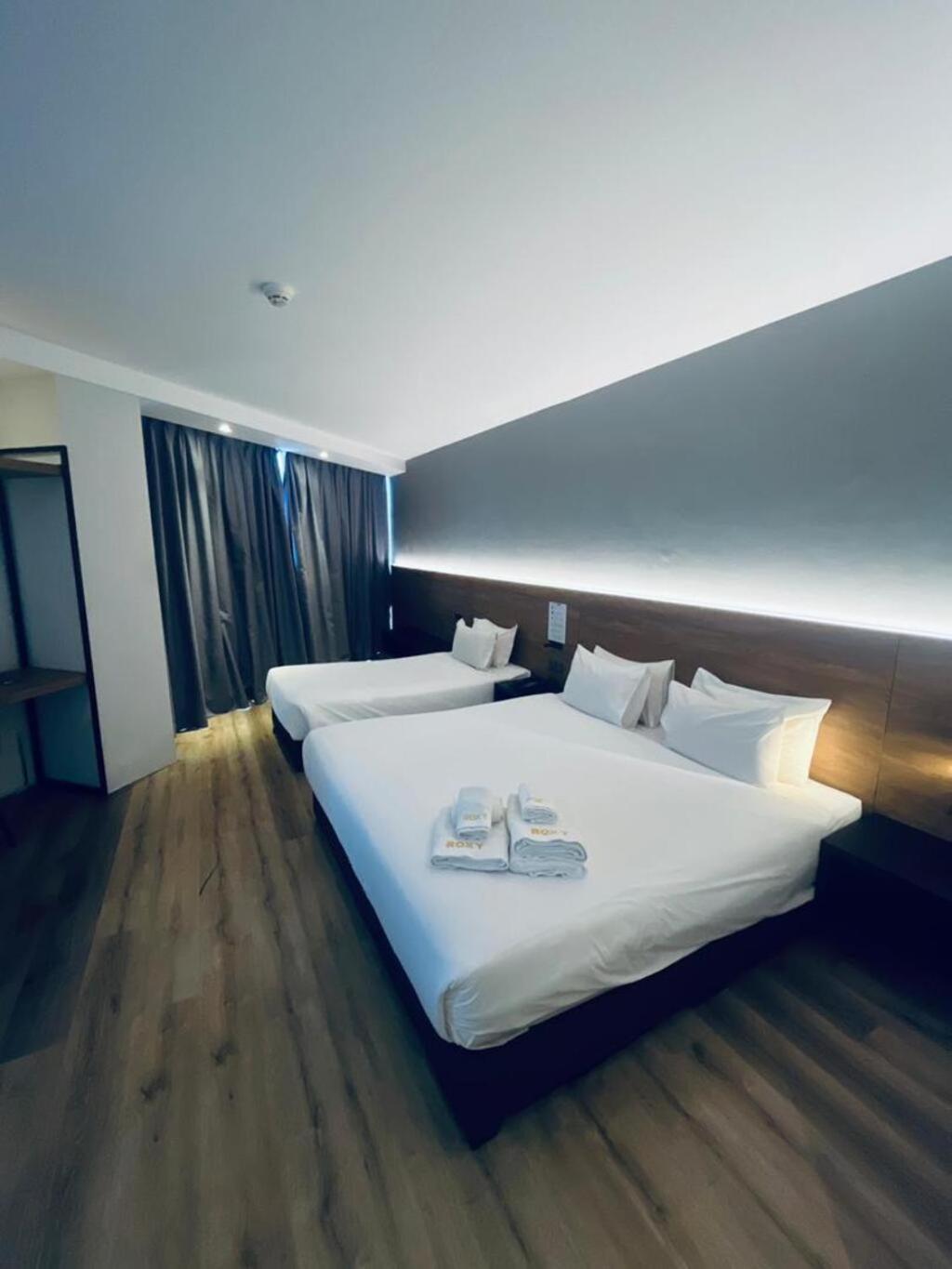 غرفة ديلوكس ثلاثية، Roxy Hotel Padungan 2/8
