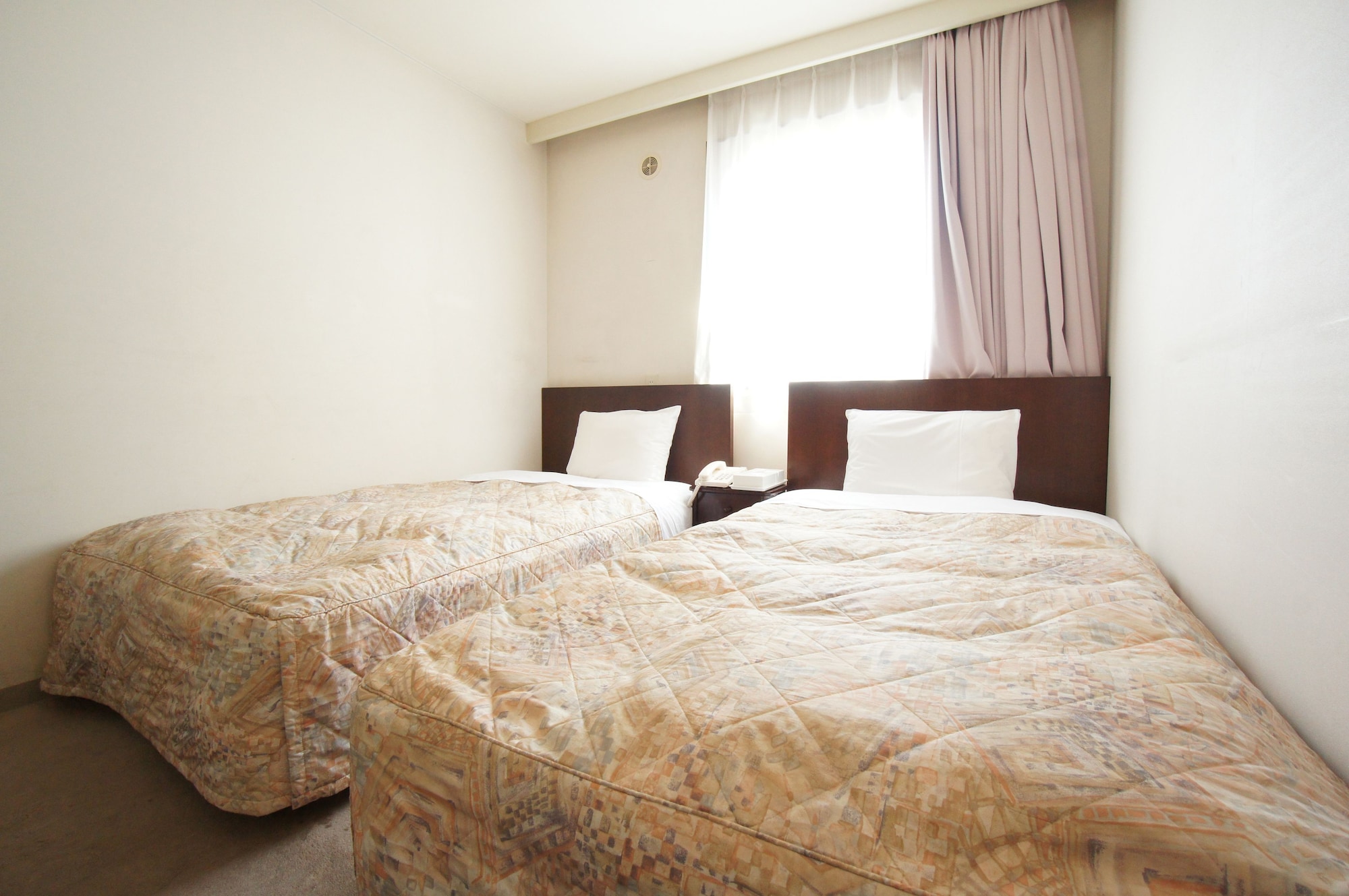 ROOM, TWIN BEDS, SMOKING
