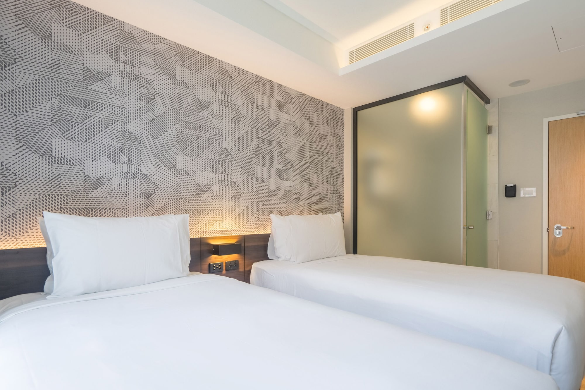 PETITE, TWIN BEDS