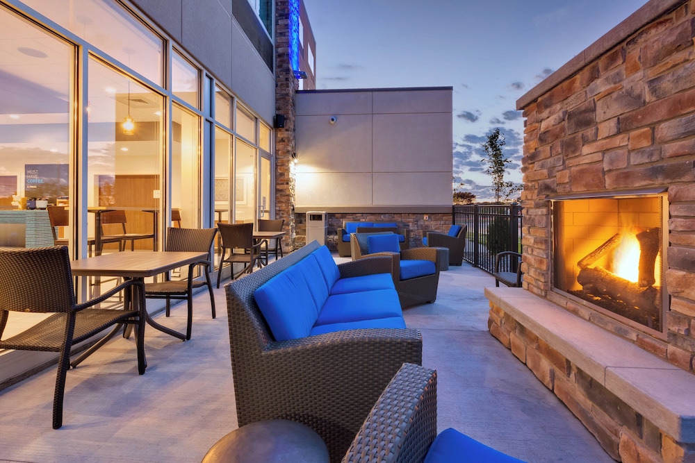 Holiday Inn Express and Suites Eau Claire West I-94, an IHG Hotel (ex Clarion Hotel Campus Area) 45/74