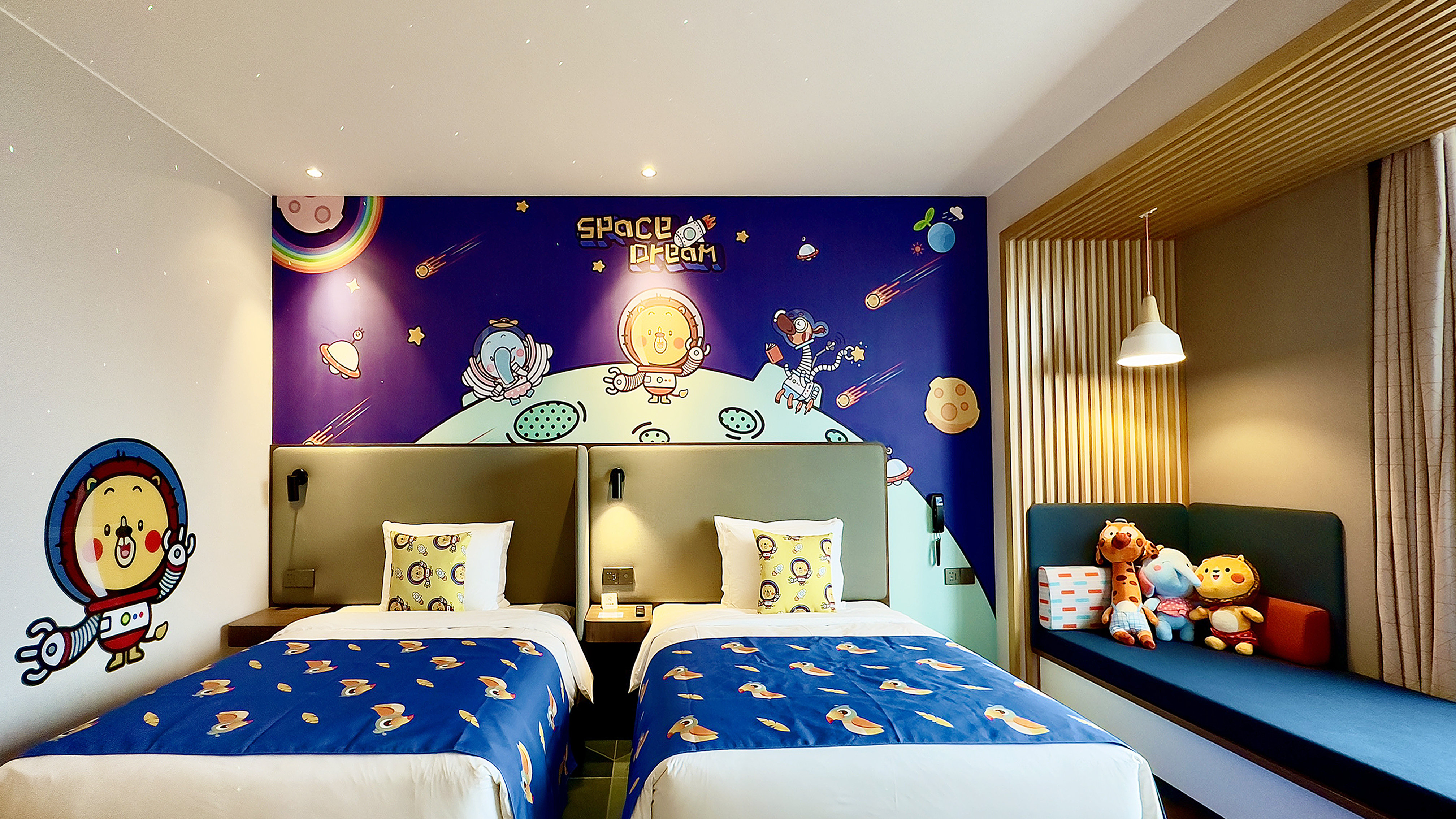 Holiday Inn Express Shanghai Kangqiao 31/33