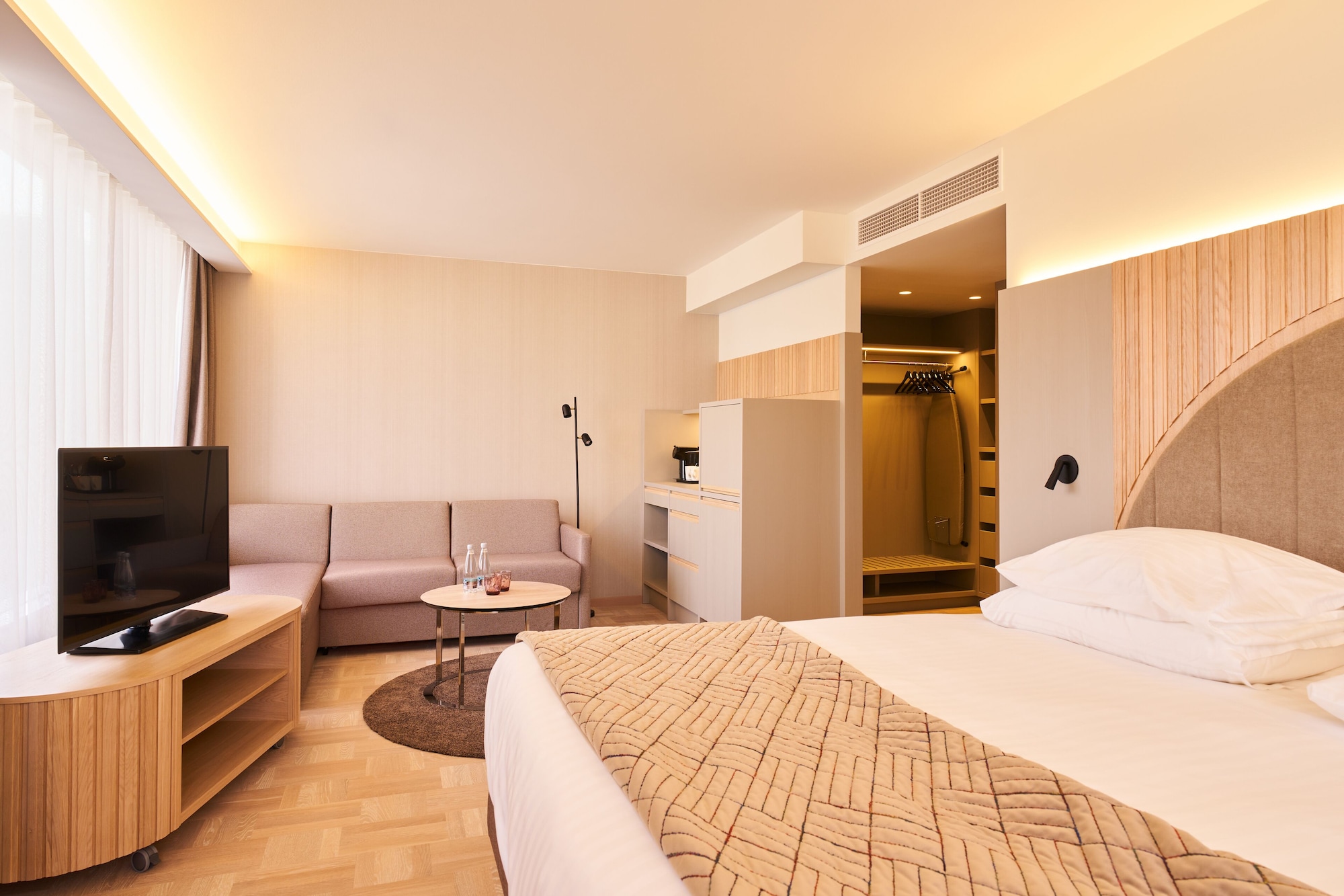 DELUXE, KING BED, SOFA, KITCHENETTE
