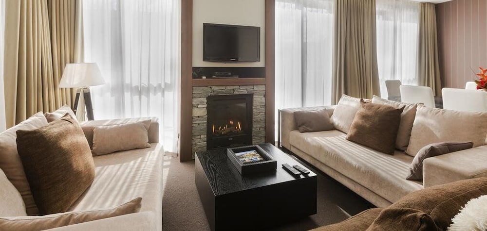 QUEENSTOWN VILLAGE APARTMENTS 27/54
