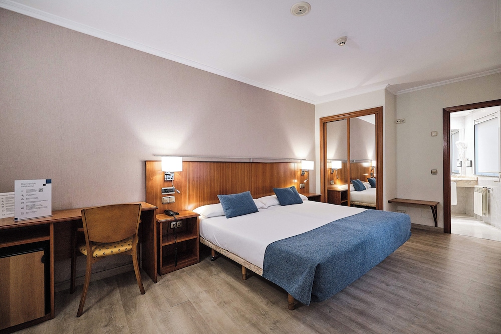Ciudad de Compostela Hotel 4/22
