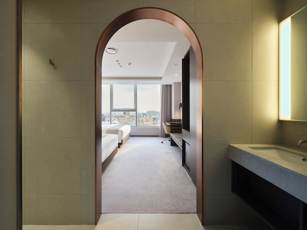 Stanford Hotel Myeongdong 48/50