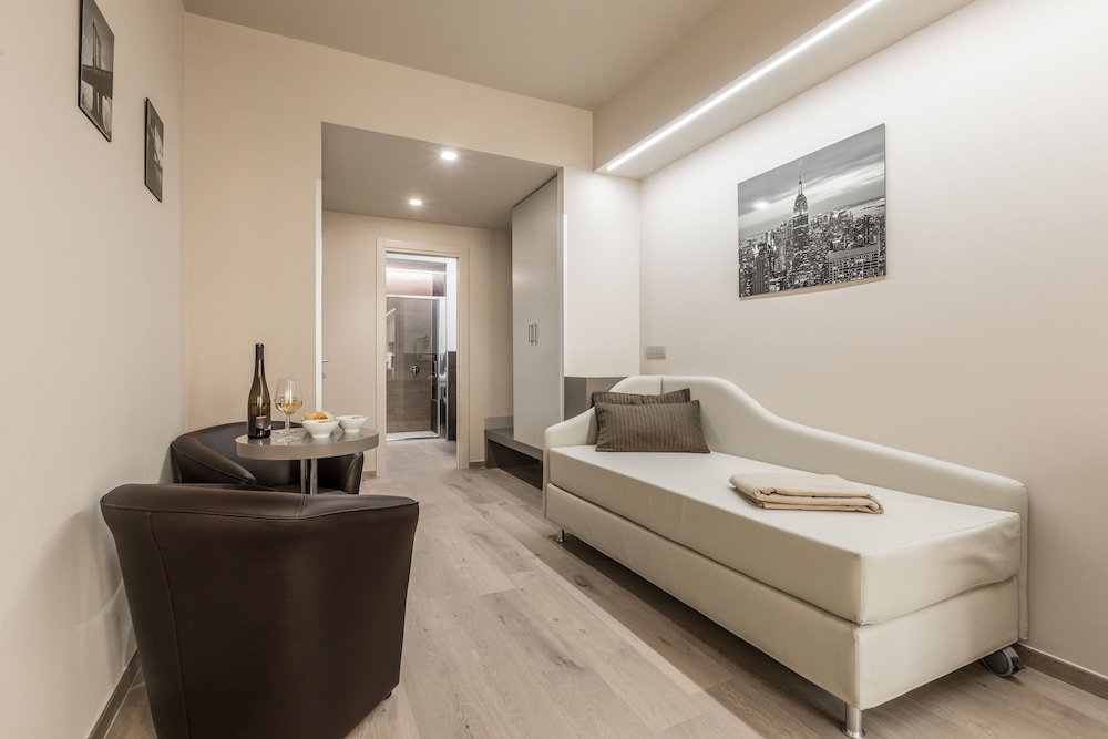 Astoria Deluxe Rooms 6/17