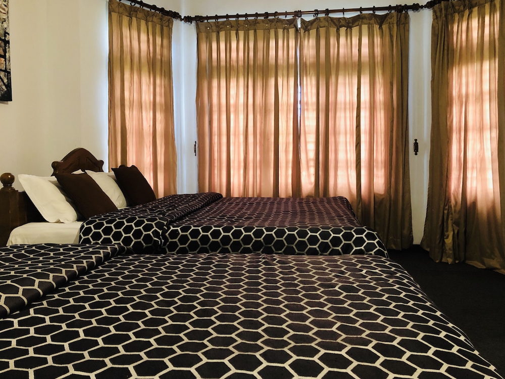 New Royal Mount Hotel 22/50