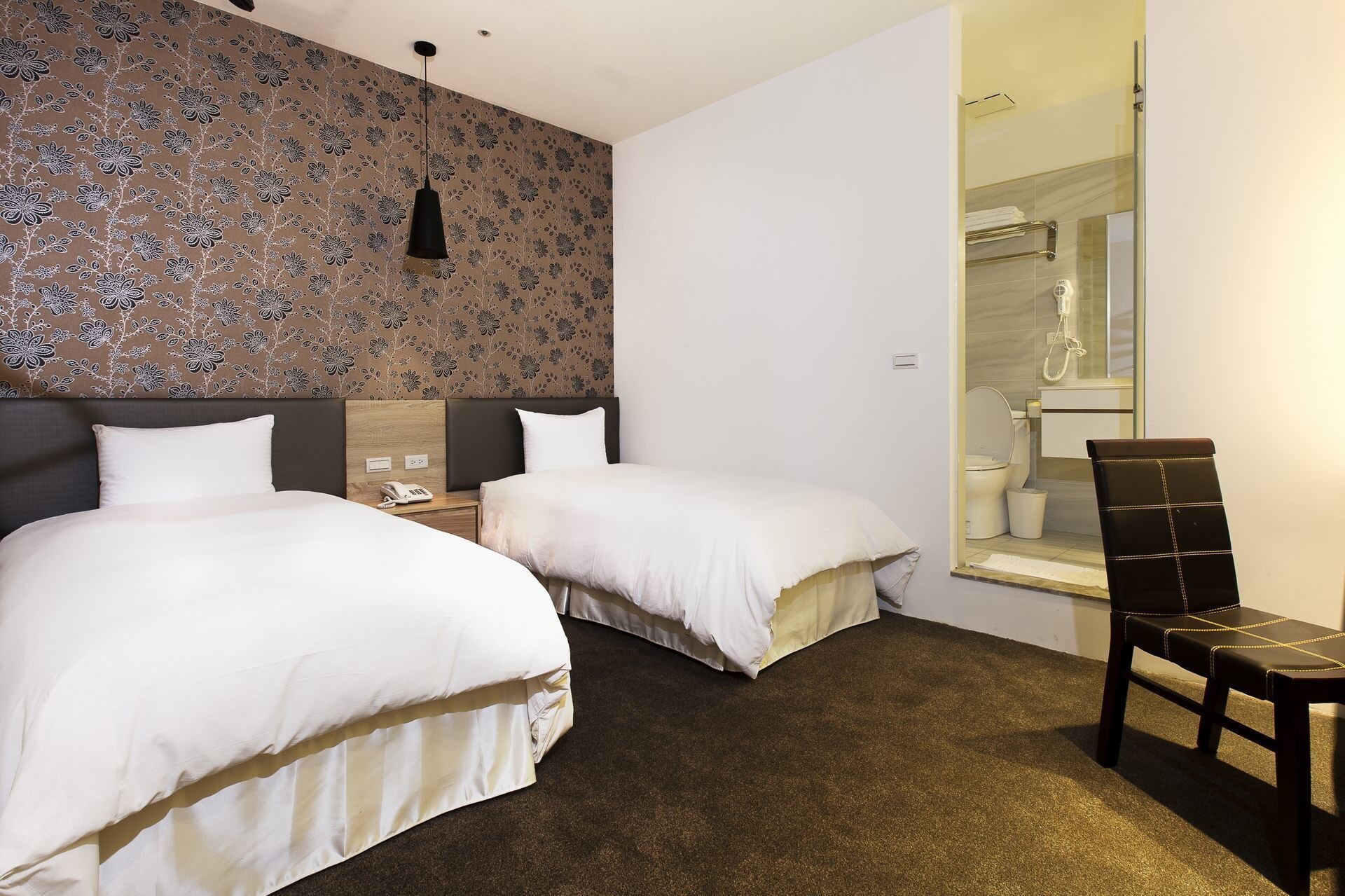 ROOM, TWIN BEDS