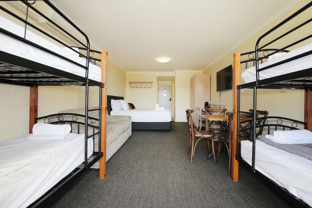 LAKE JINDABYNE HOTEL 23/75