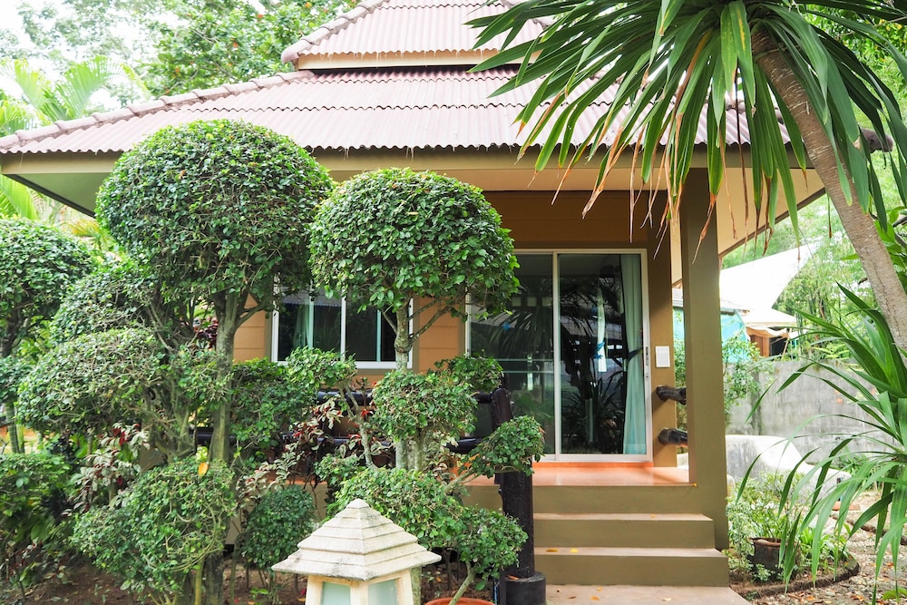 Lanta Castaway Beach Resort in KOH LANTA