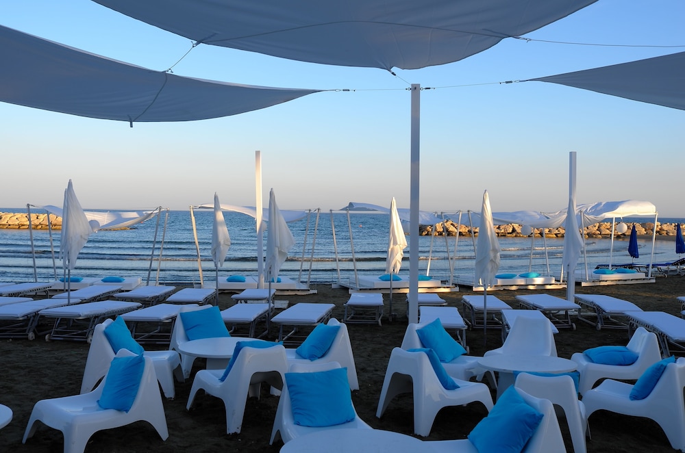 Sandy Beach Hotel & Spa 57/66