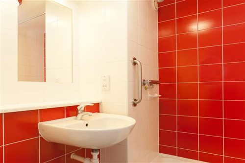 غرفة بسرير مزدوج