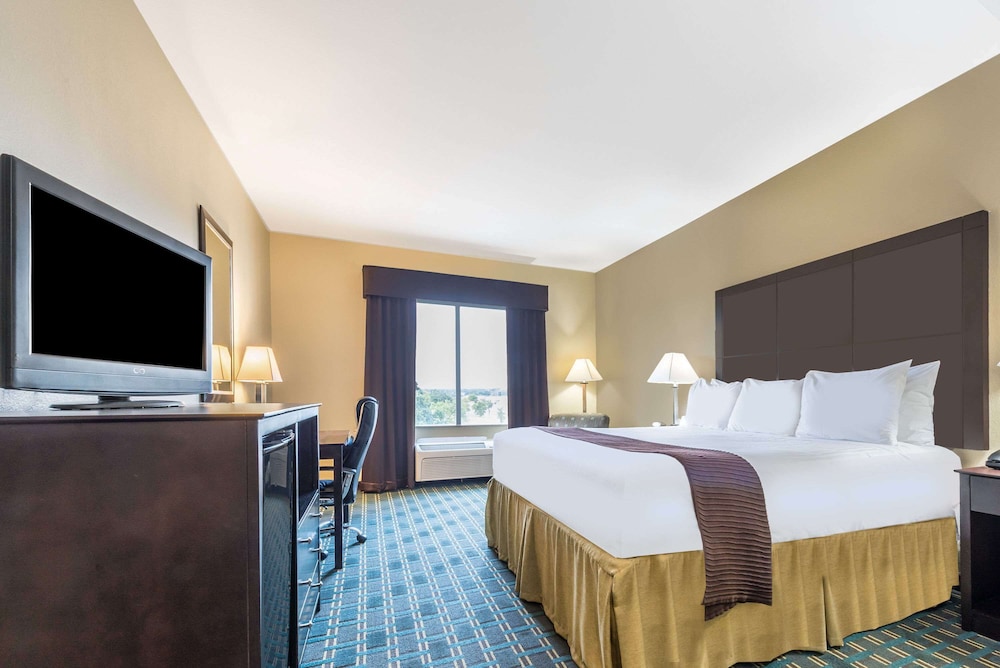 Days Inn & Suites by Wyndham Mineral Wells 15/37