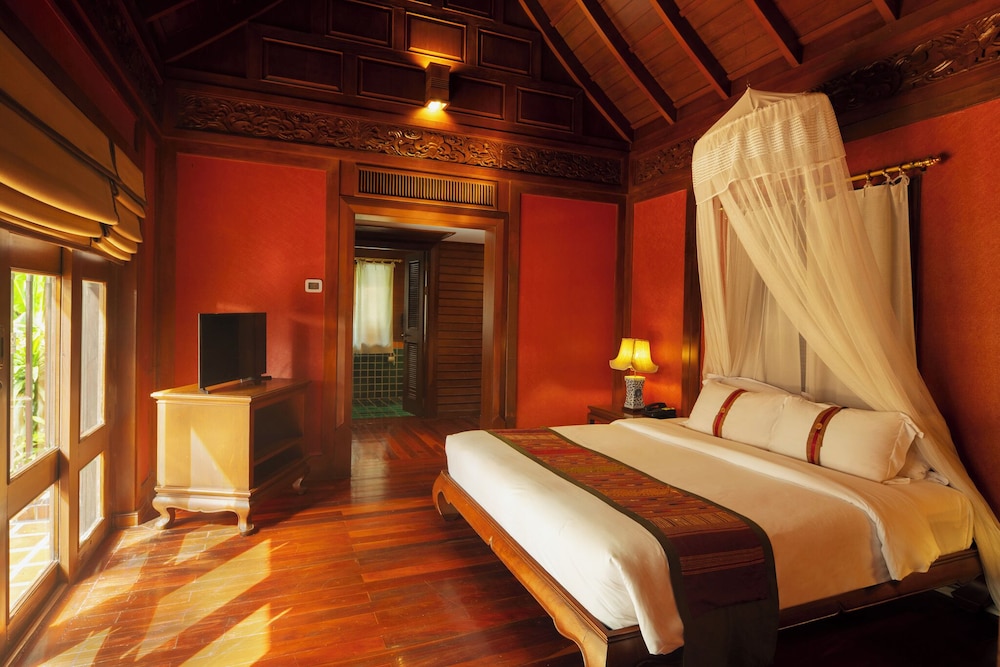 3 Bedrooms, Thai, Villa, 2 Double and Twin Beds, Pool Front