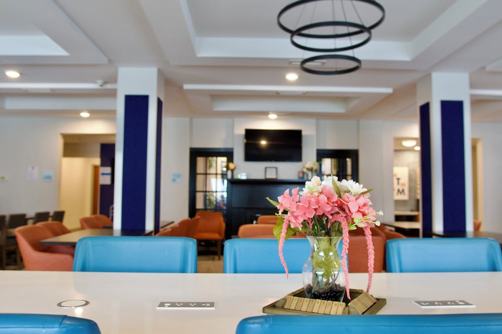 Holiday Inn Express Hotel Suites Latham 46/70