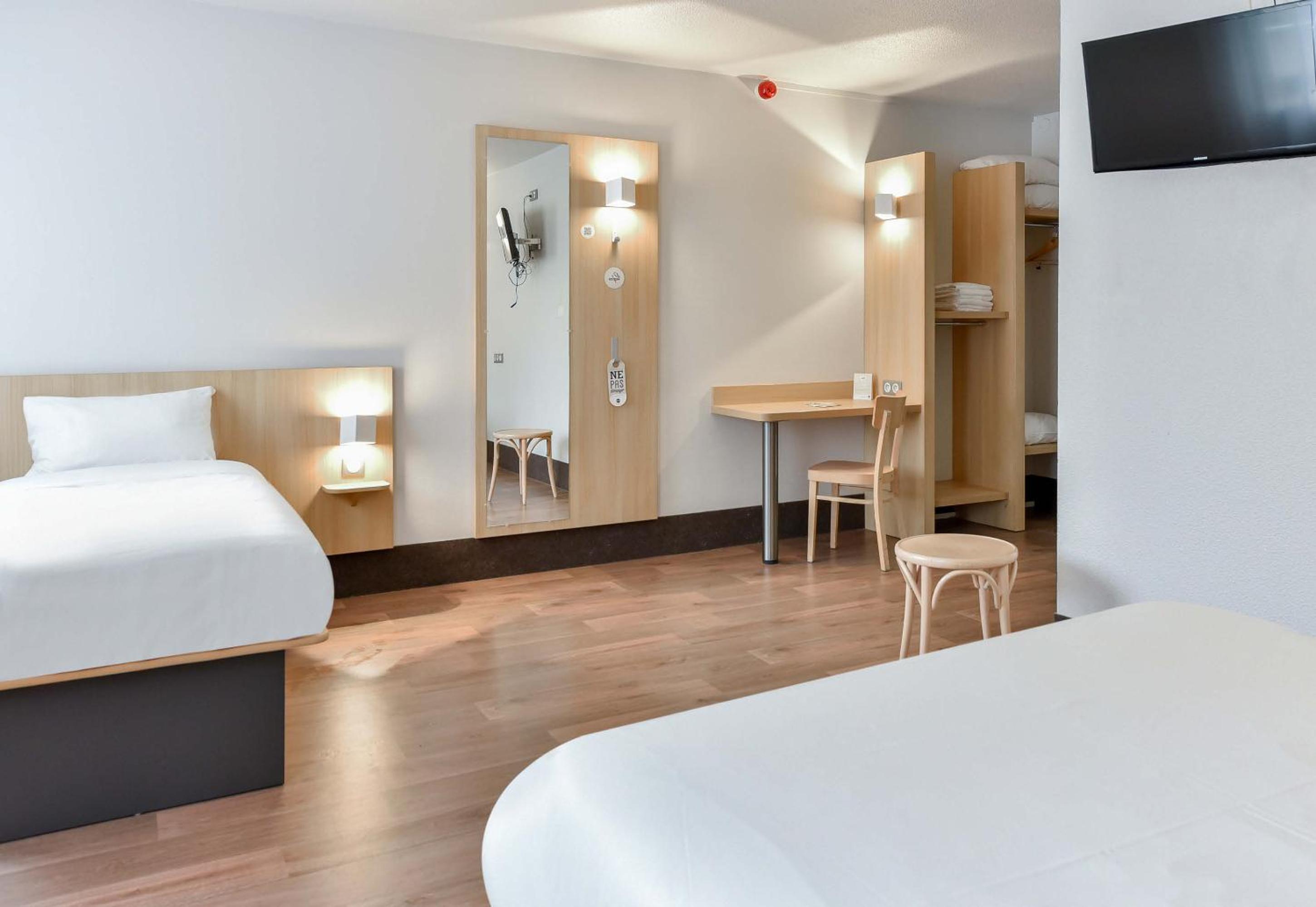 ROOM, TRIPLE, ACCESSIBLE