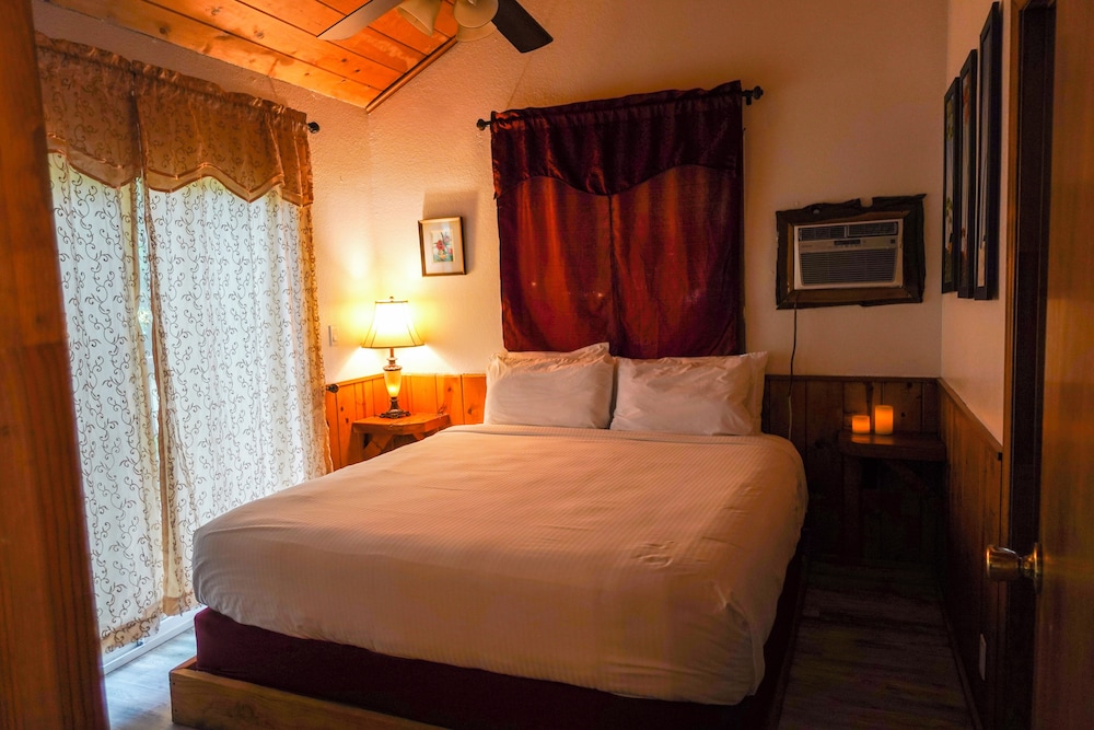 Sleepy Hollow Cabins and Hotel 24/50