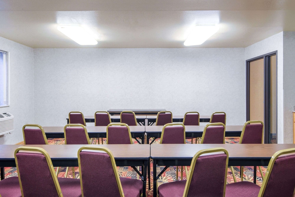 Super 8 by Wyndham Wheeling/Saint Clairsville OH Area 31/36