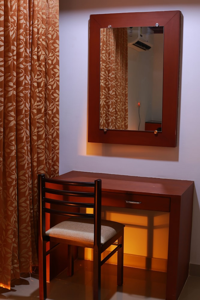 NAKSHATRA EMERALD INN GURUVAYUR 32/41