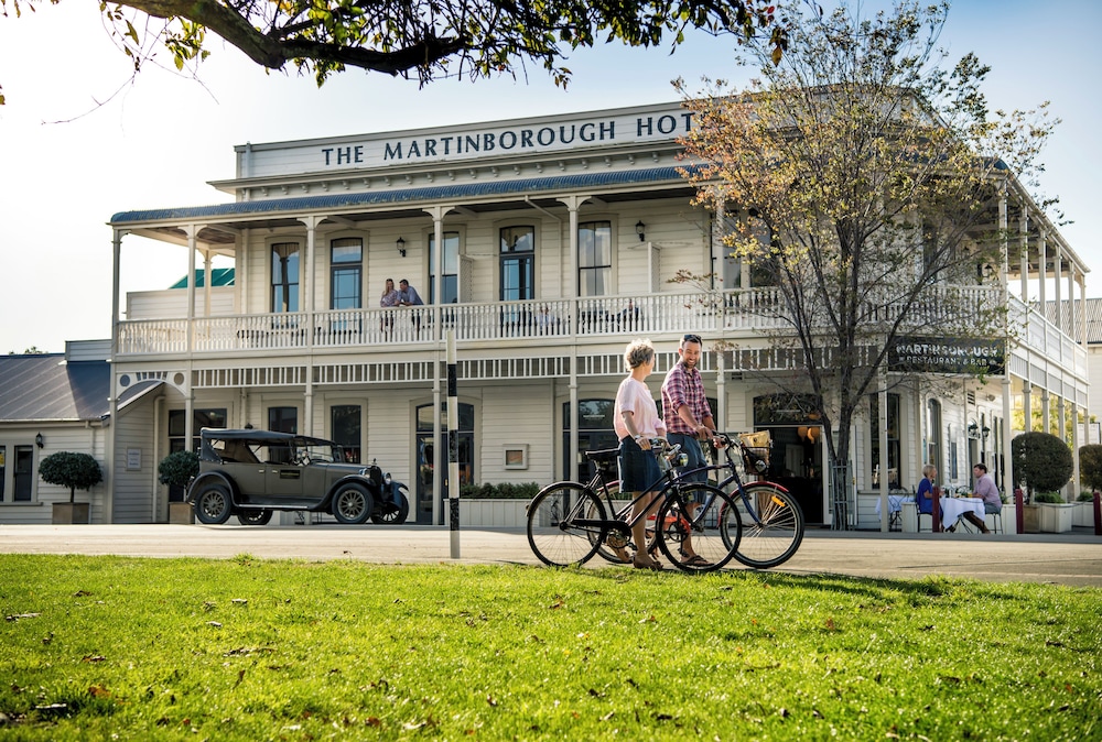 THE MARTINBOROUGH HOTEL 3/85