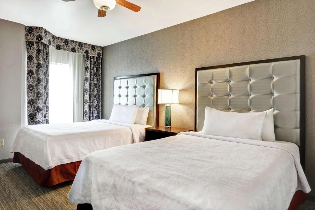 2 Bedrooms, Suite, King Bed, 1 King and 2 Queen Beds, 2 Queen Beds, 2 Bathrooms, Sofa