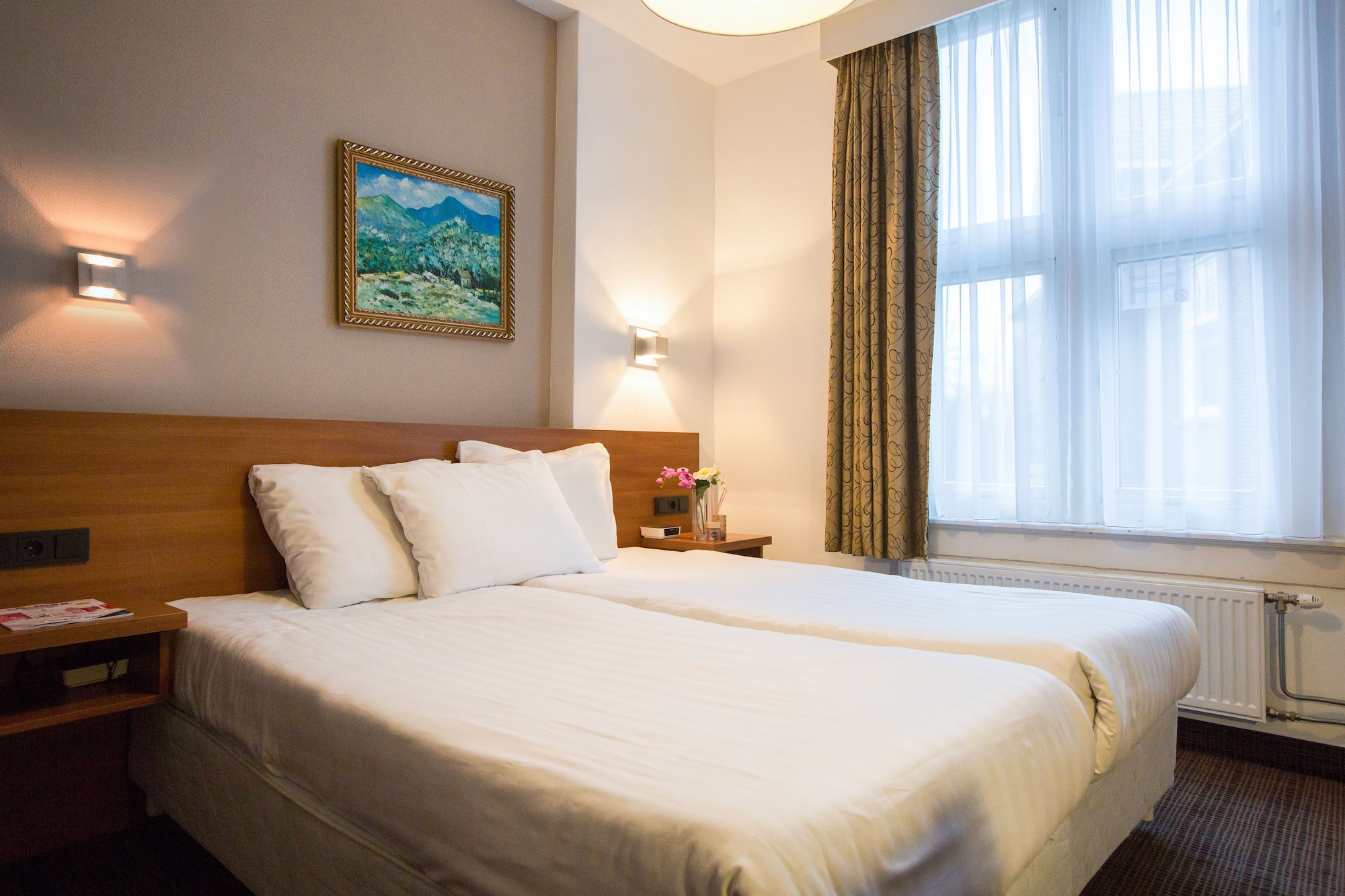 ROOM, TWIN BEDS