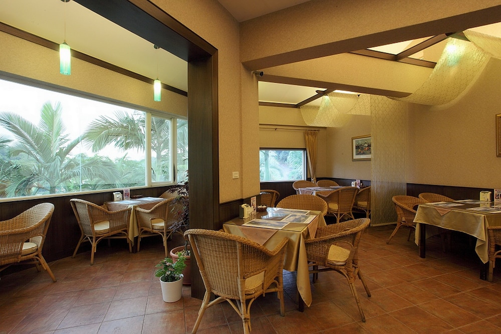 Regale Villa Hotel 60/73
