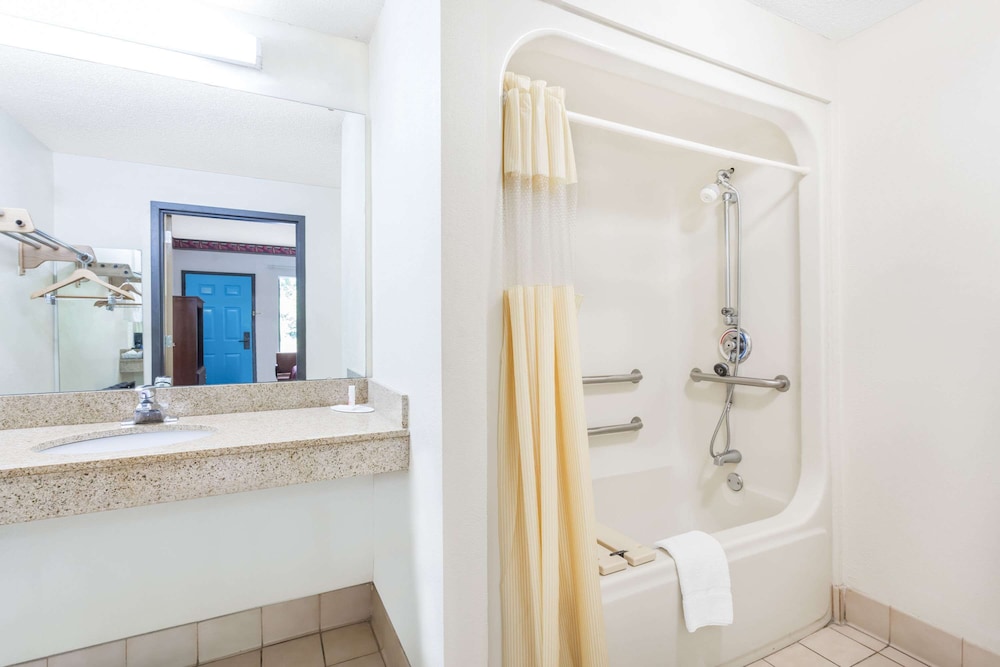 Days Inn By Wyndham North Columbia Ft Jackson 46/50