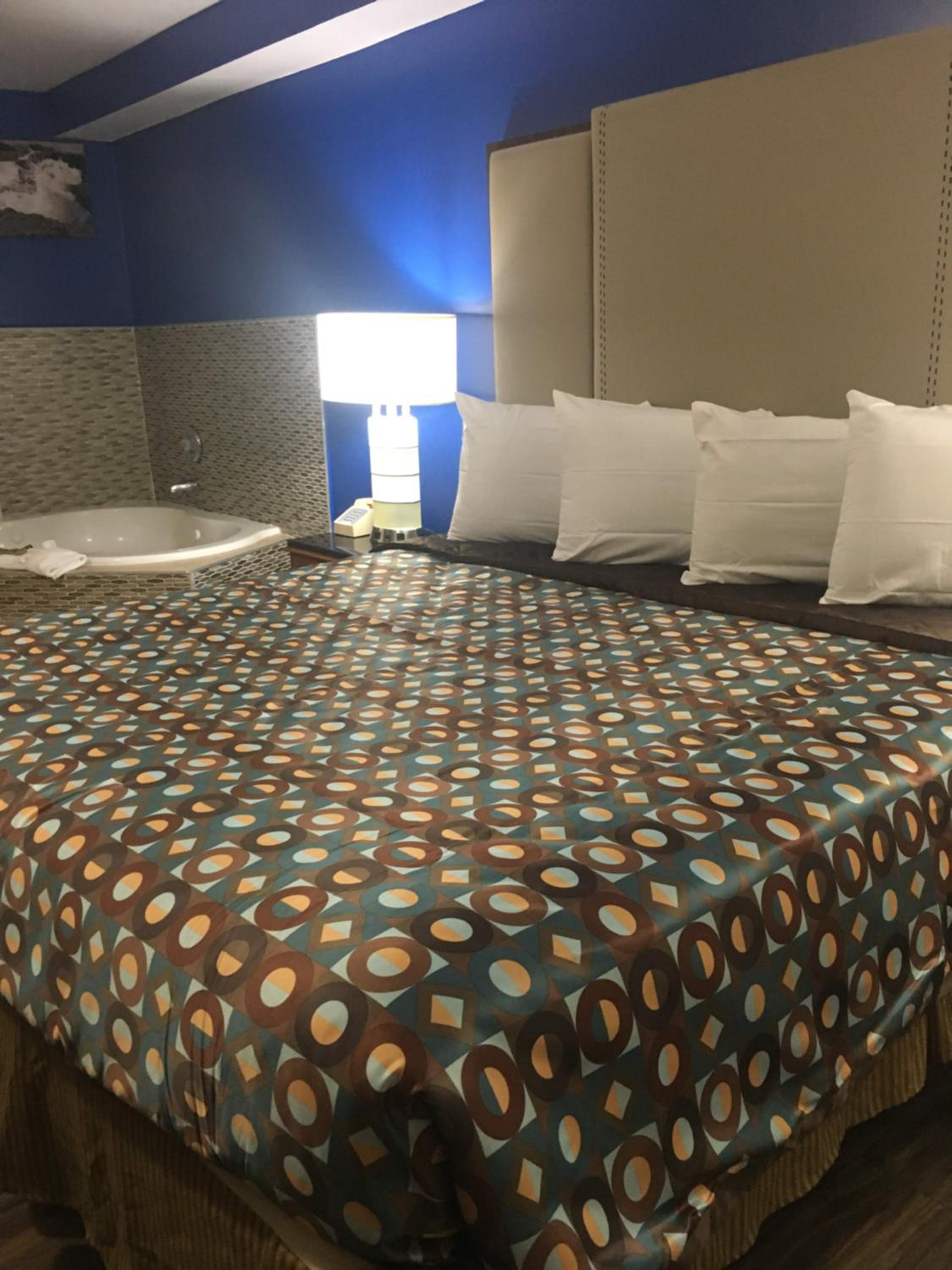 Suite, King Bed, Jetted Tub