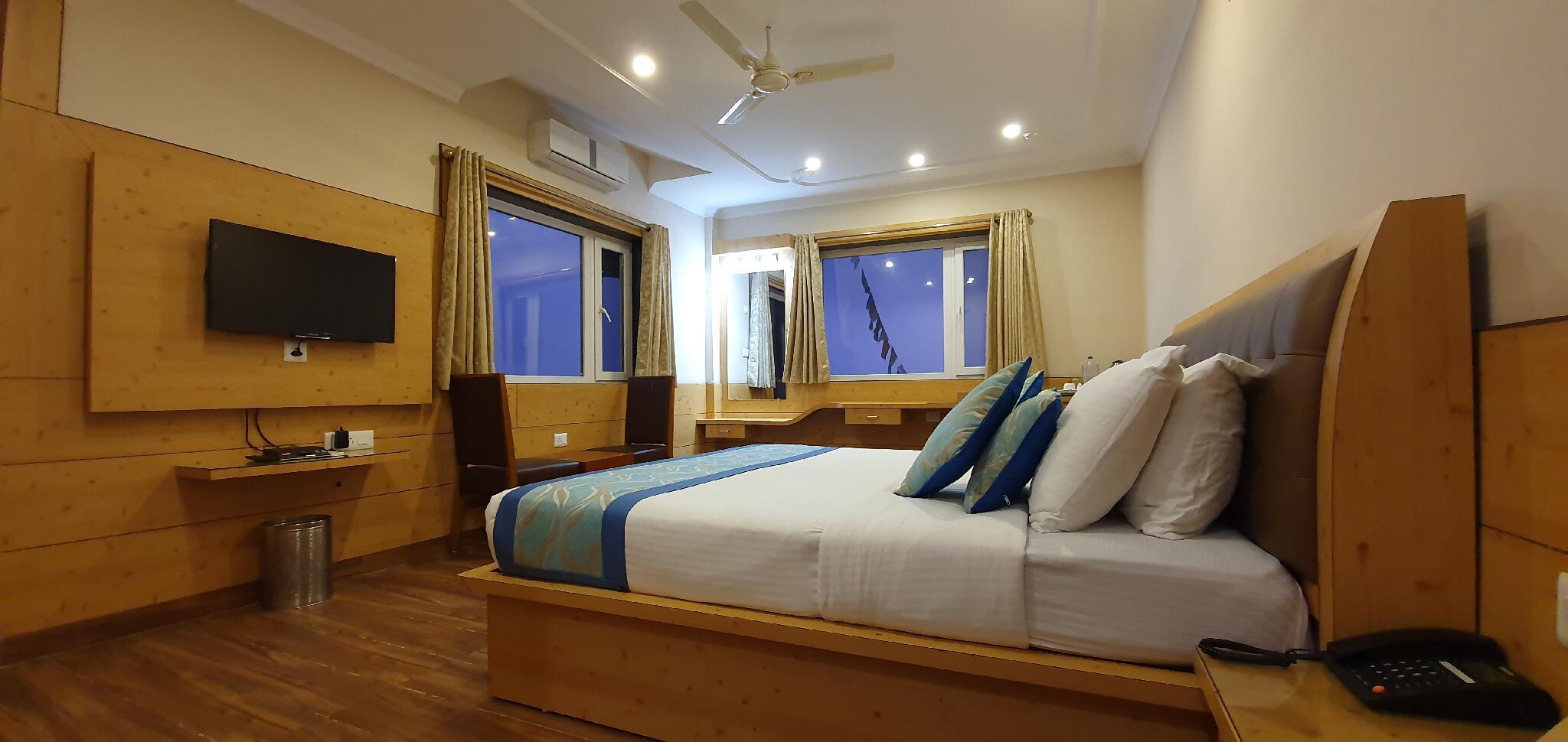 Superior, King Bed, Valley View