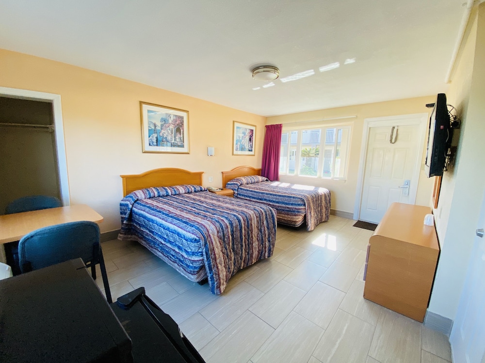 STANDARD, 2 DOUBLE BEDS