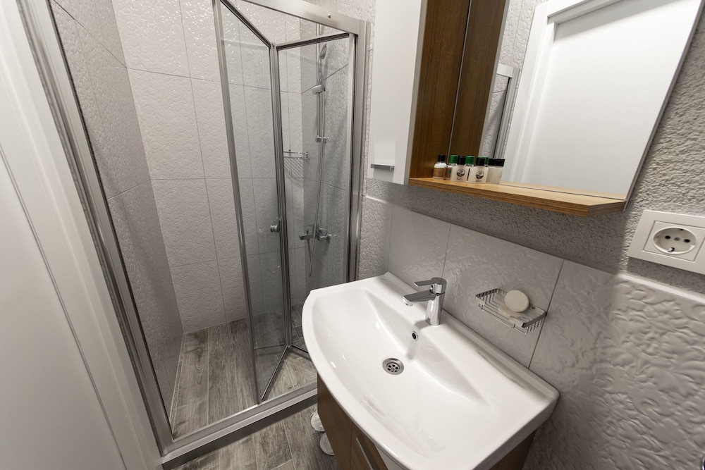 جناح بسرير كينج وسرير كوين وسريرين منفصلين بشرفة مع أريكة، Royal Taksim Suites 7/7