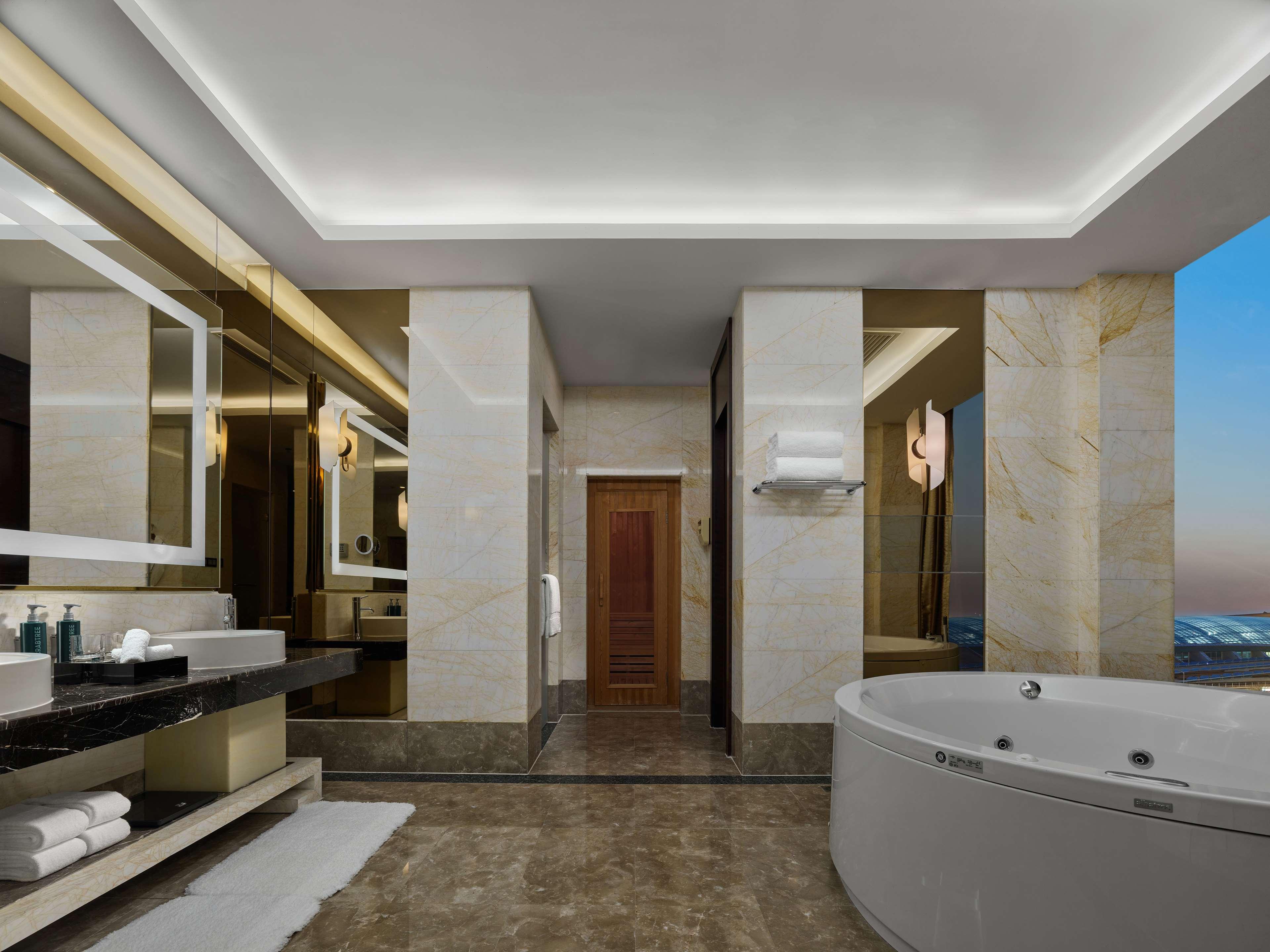 PRESIDENTIAL, SUITE, KING BED