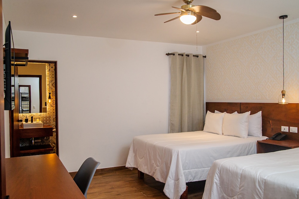LAS CAMELIAS INN 15/50