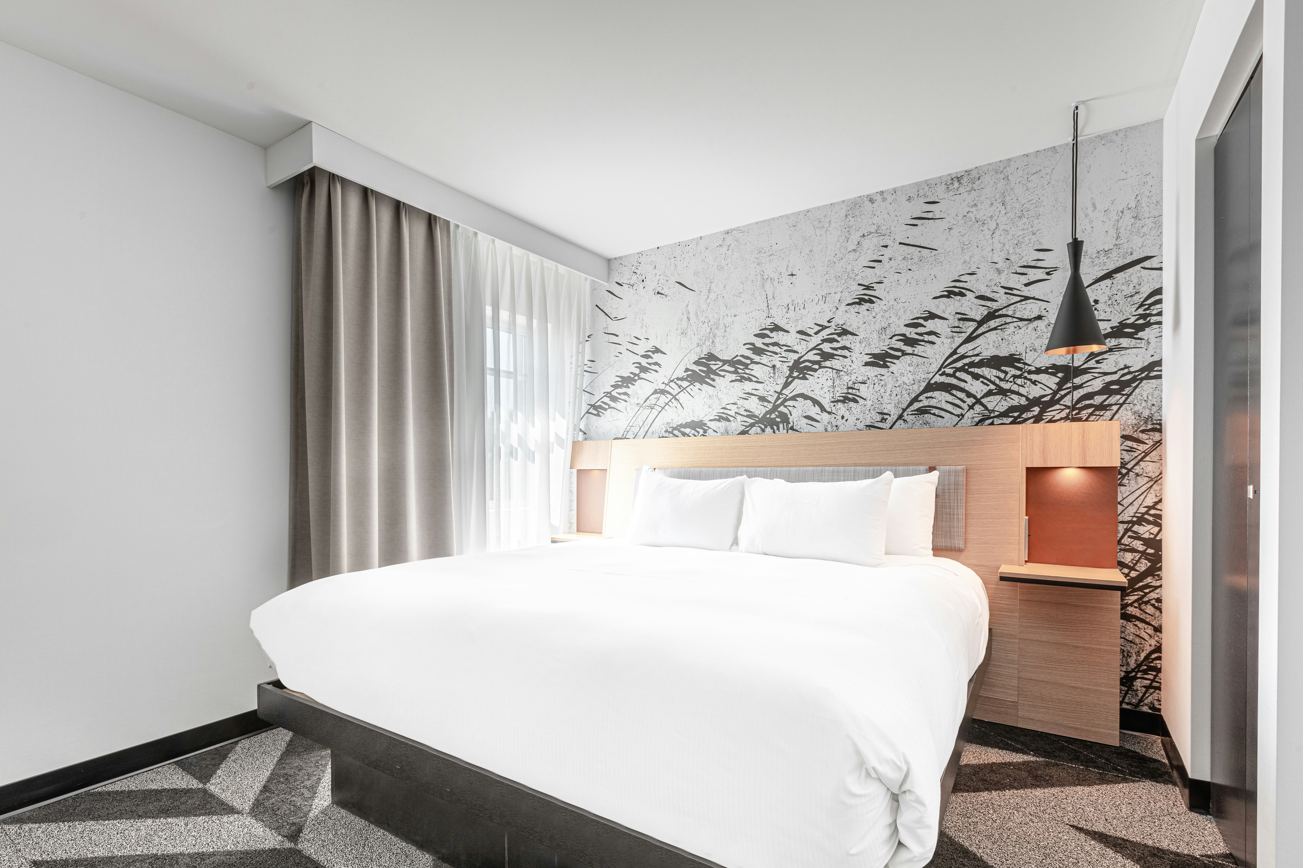 1 BEDROOM, SUITE, KING BED