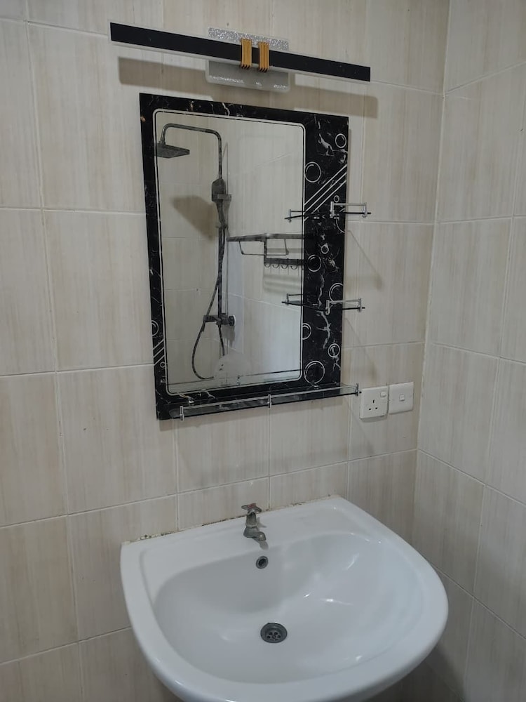 Qua Bruce Apartment 33/35