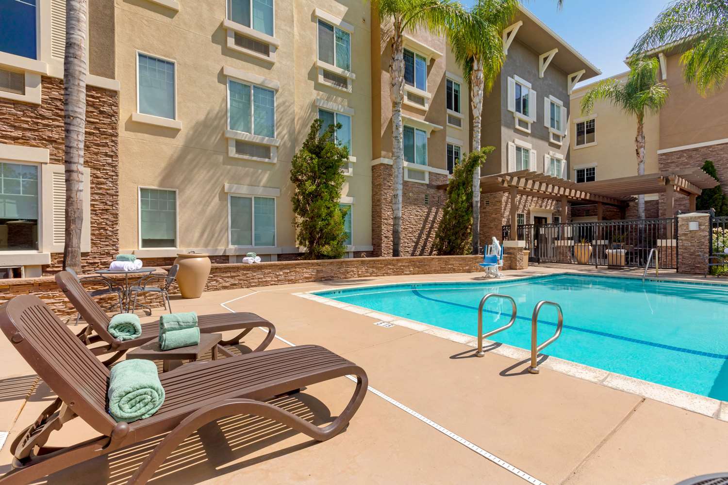 Comfort Inn & Suites Near Ontario Airport, CA 15/19