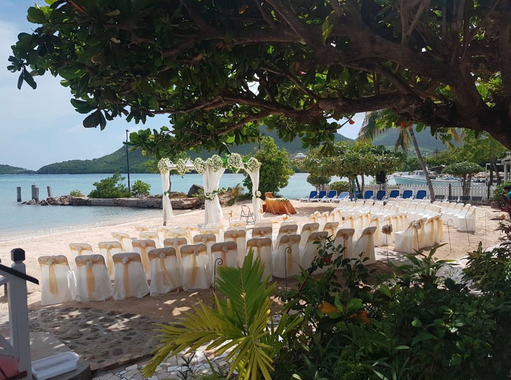 Catamaran Hotel Marina 55/61