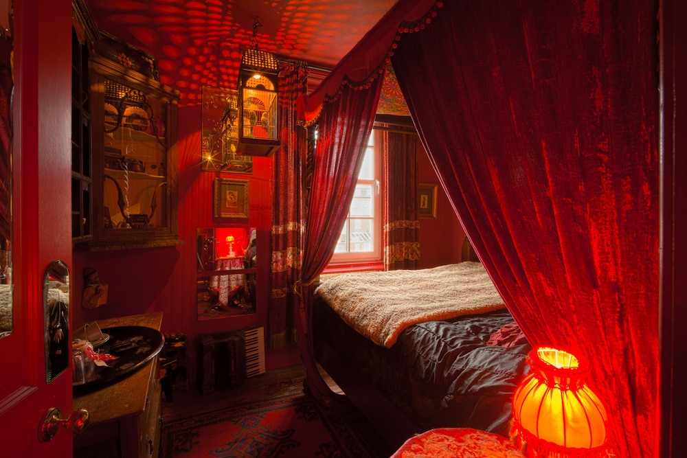 La Rosa Hotel 40/50
