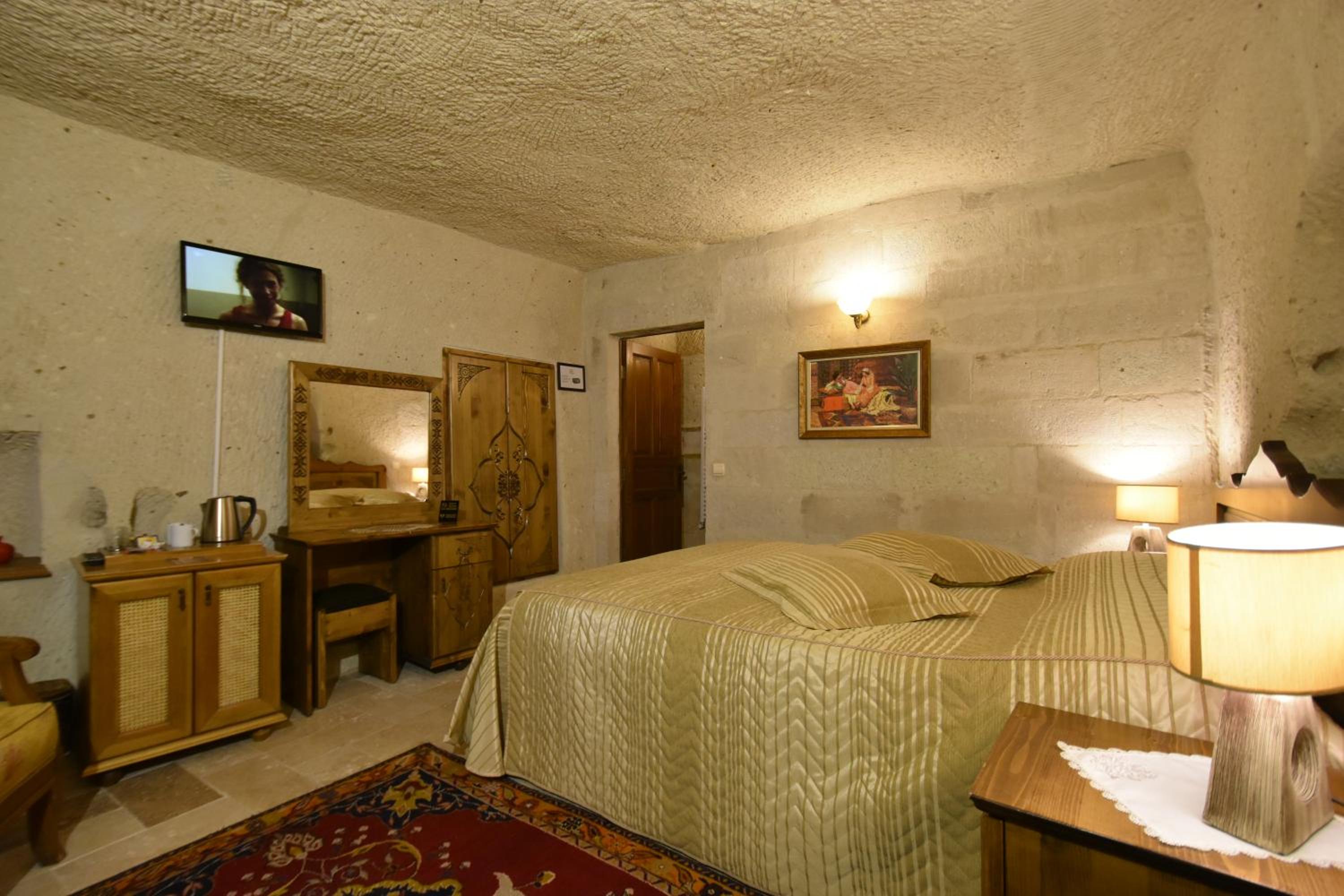Cave, Superior, Harman Cave Hotel 3/8