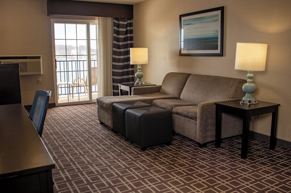 Holiday Inn Express Le Claire Riverfront-Davenport 45/66